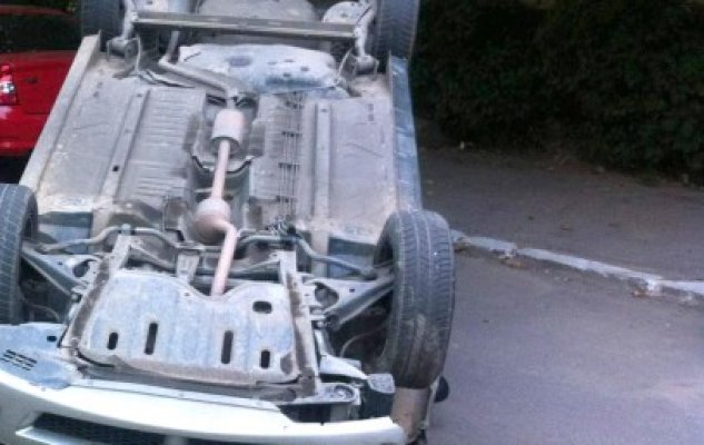 Mai mulţi turişti au ajuns la spital: maşina în care se aflau s-a răsturnat